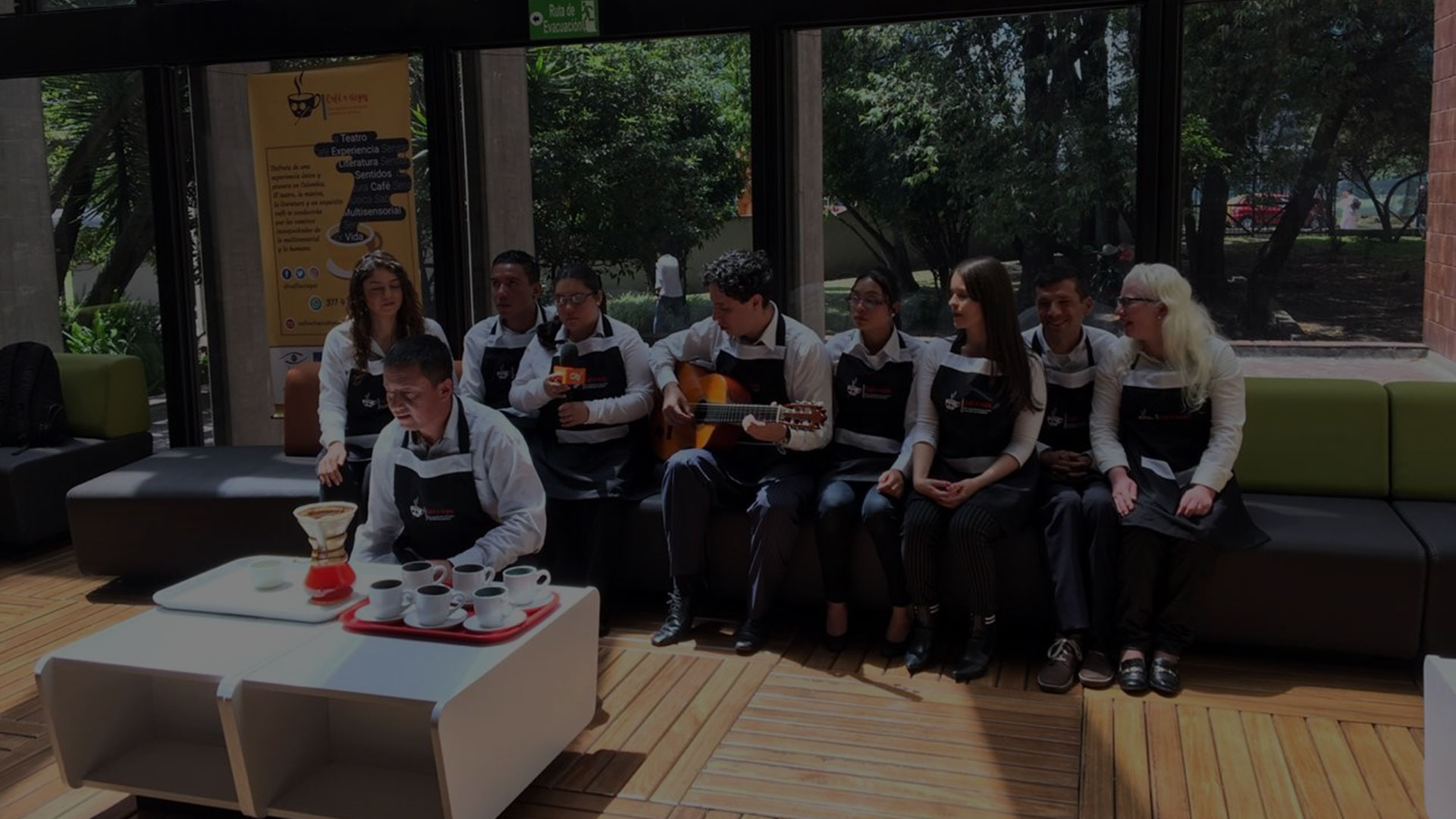 Fotografía del equipo de café a ciegas en una muestra con Arriba Bogotá.