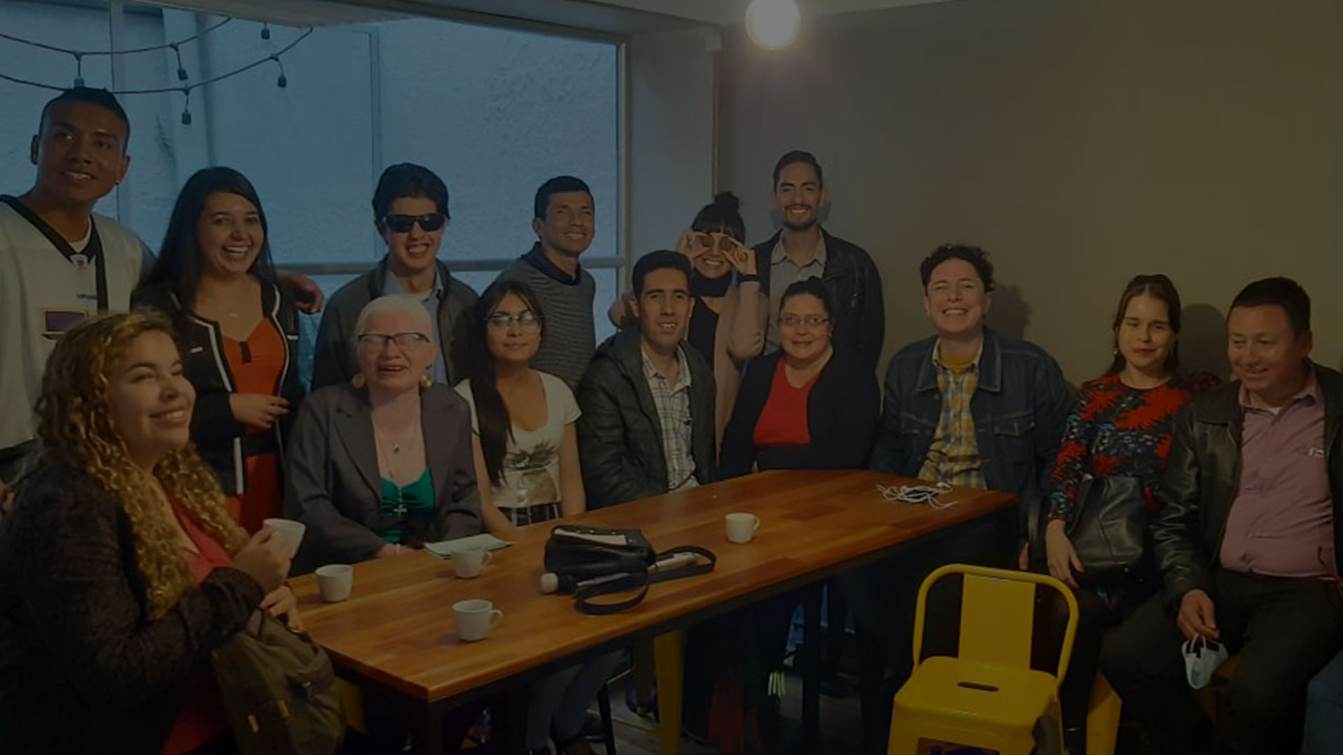 Fotografía del equipo de Café a ciegas junto a algunos invitados en una degustación.