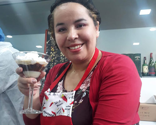 Fotografía de Adriana preparando una copa en el curso de barismo del SENA.