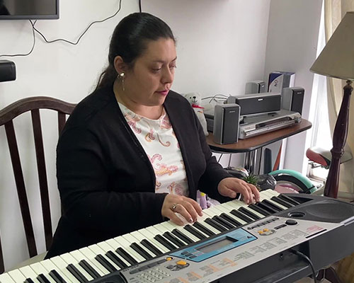 Fotografía de Ivonne tocando el piano, tomada del video de la historia.