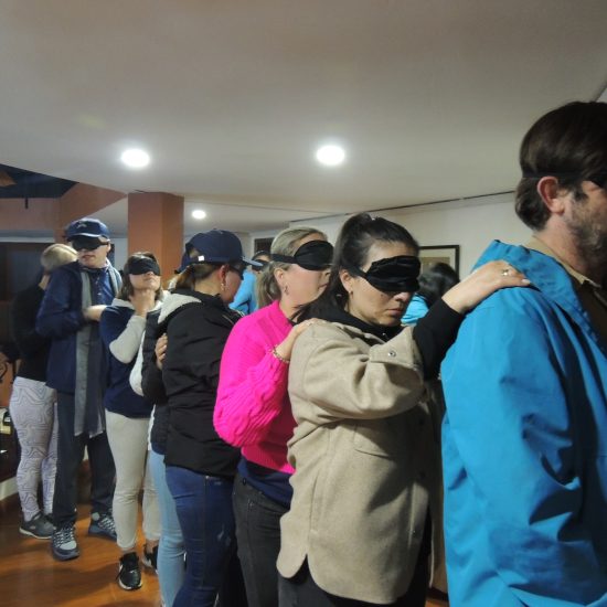 Fotografía público con los ojos cubietos, función Café a Ciegas.