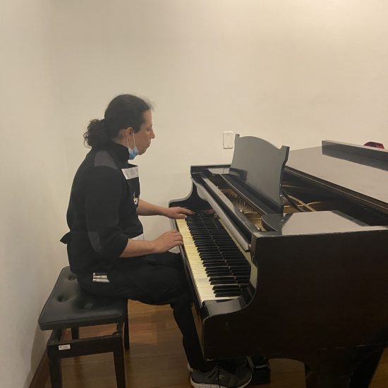 Fotografía José David tocando el piano en presentación en vivo.